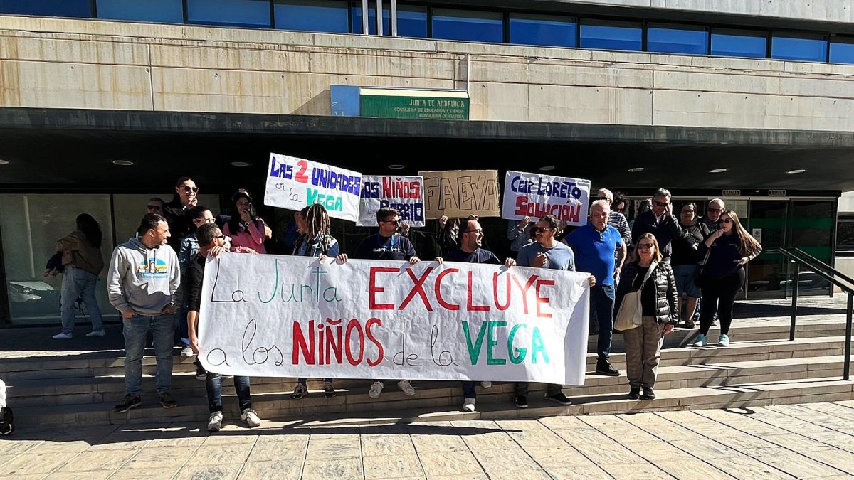 Manifestación de las Familias afectadas por la escolarización en la Vega de Acá.