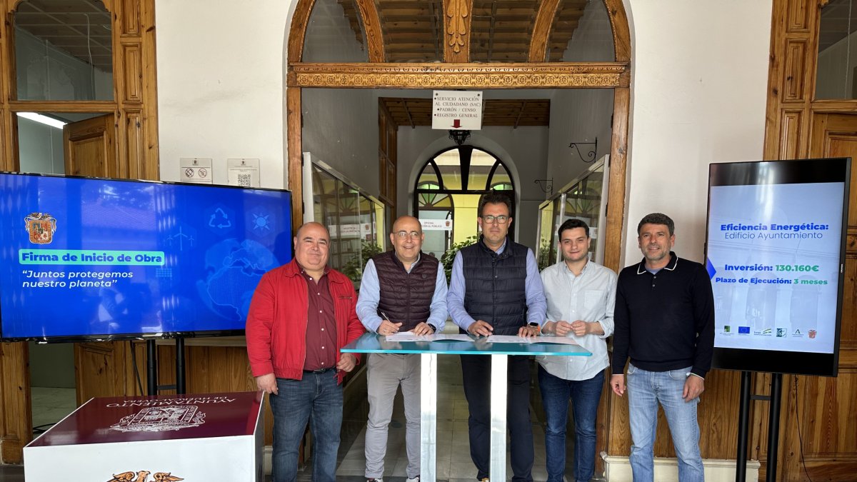 Domingo Fernández, ha rubricado el contrato con Pabegom, empresa adjudicataria.