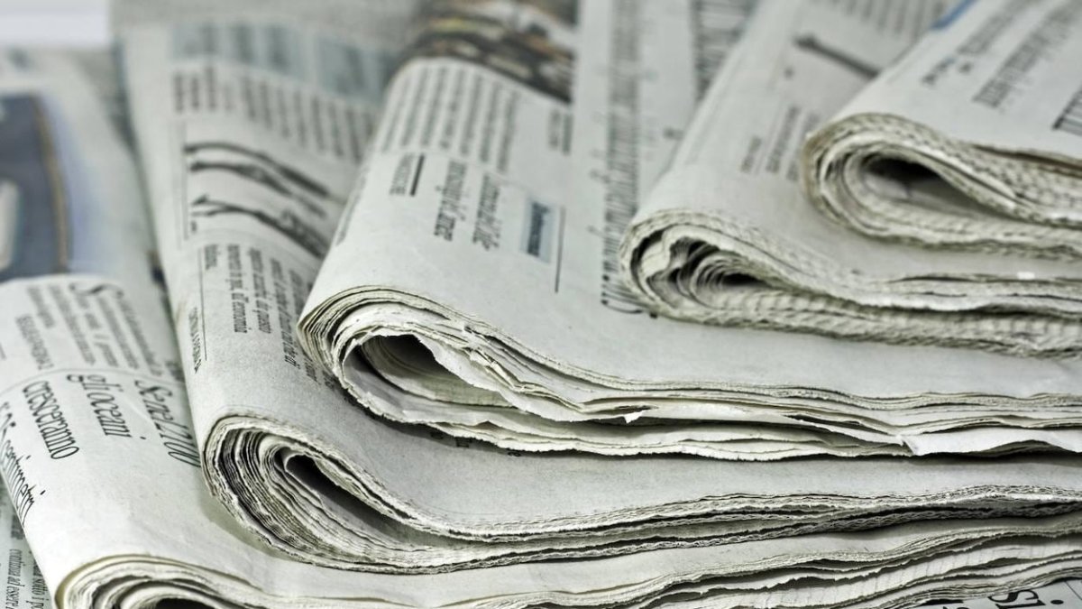 Fotografía de archivo de varios periódicos.