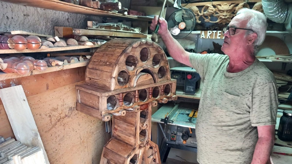 Tomás Morales, el vecino de El Puche con 20 años de experiencia tallando madera.