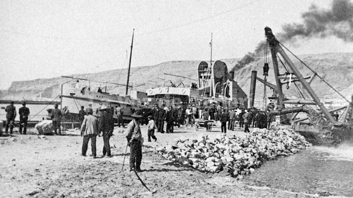 La draga haciendo su trabajo en el puerto de Almería en el año 1910.