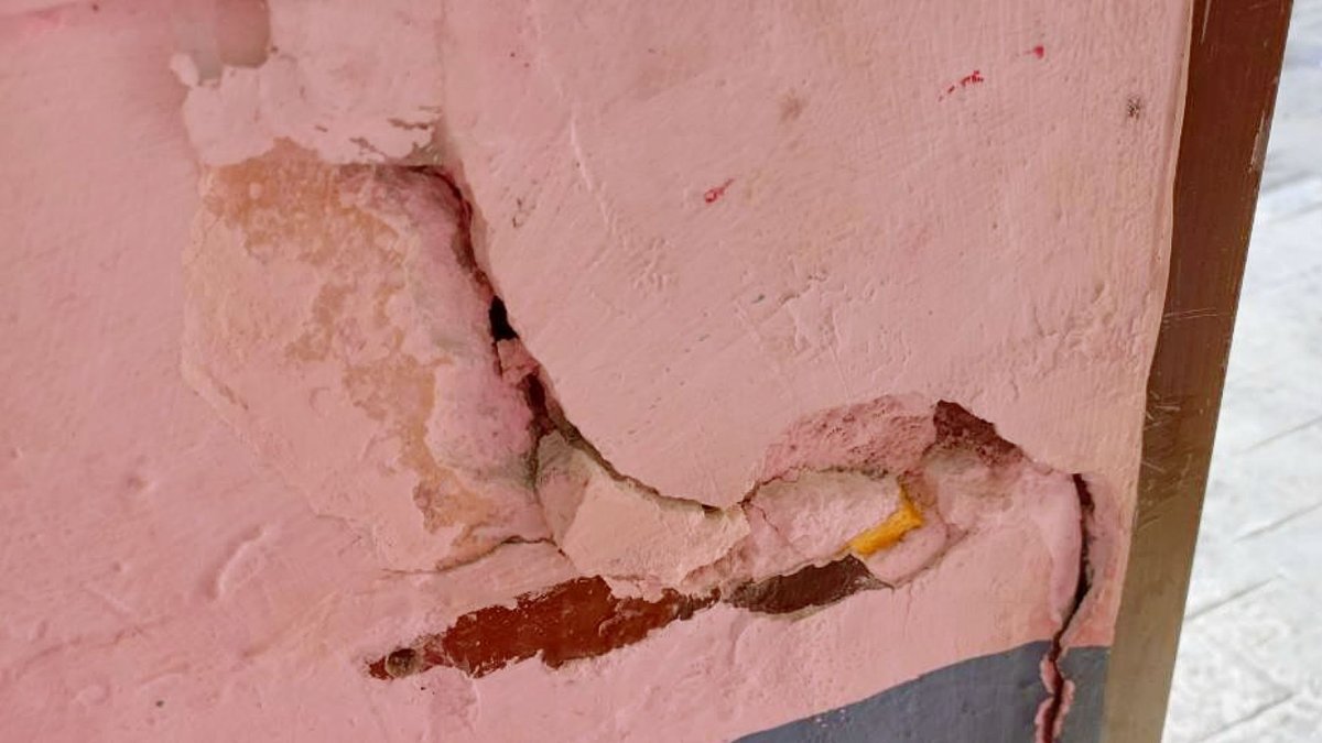 Grieta que se encuentra en una de las paredes