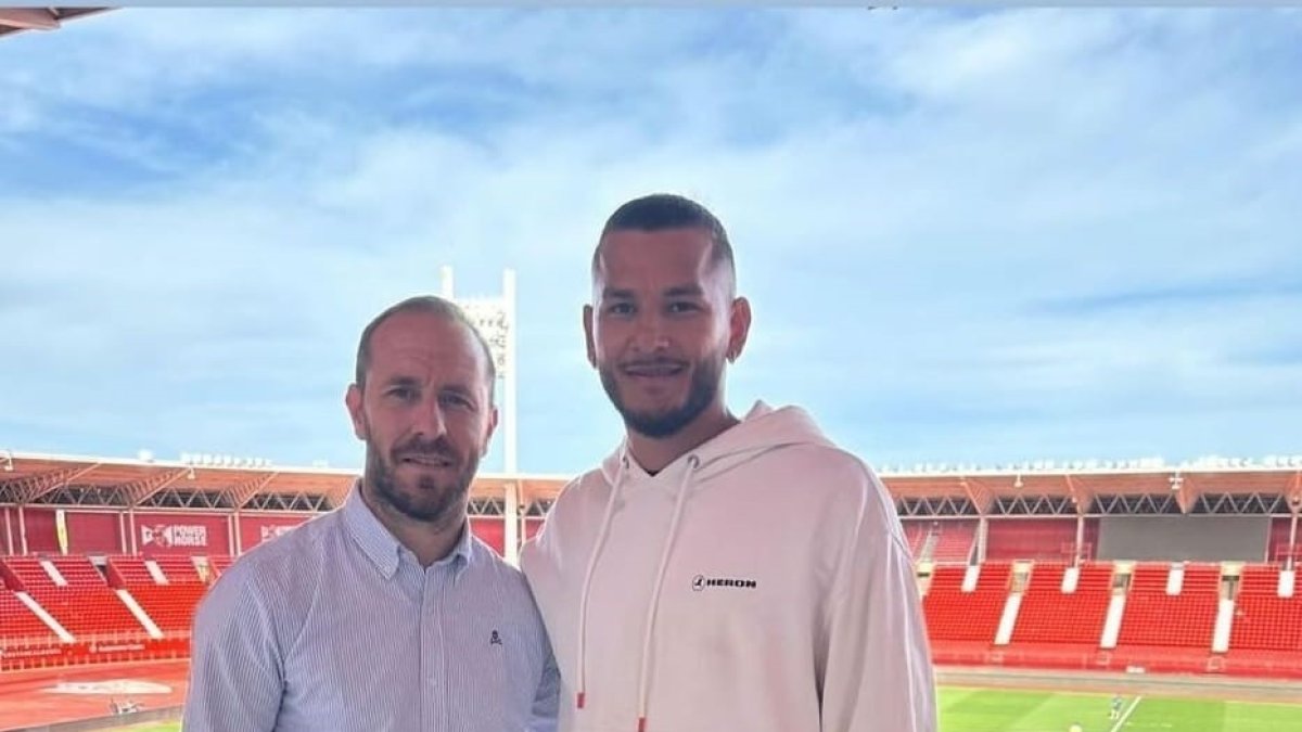 El futbolista colombiano del Almería con Juanlu, uno de sus representantes. El otro es Luis Alonso.