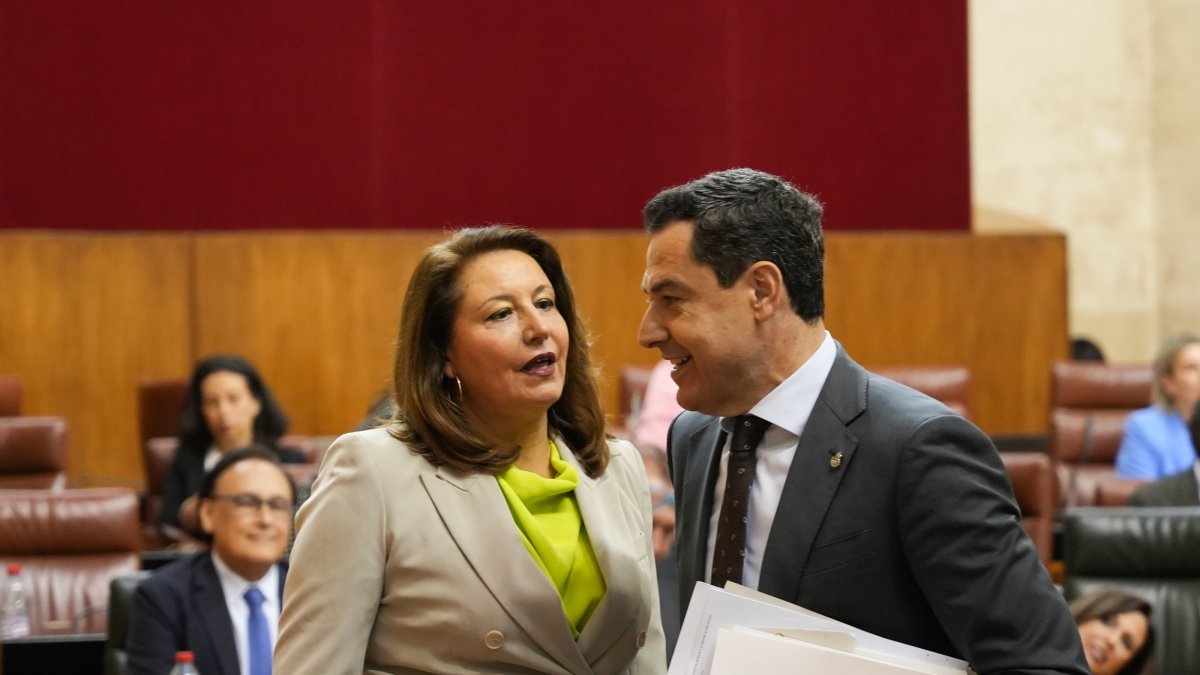 El presidente de la Junta, Juanma Moreno, junto a la ya exconsejera de Agricultura, Pesca, Agua y Desarrollo Rural, Carmen Crespo.