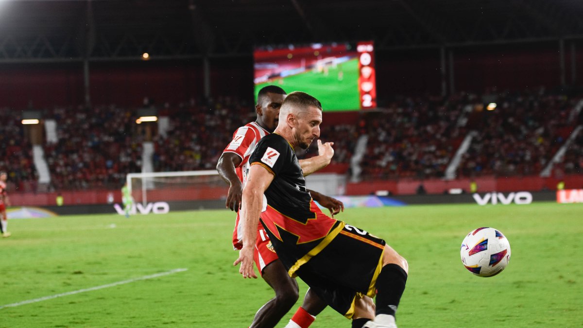 Iván Balliu en el Almería-Rayo ante Akieme de la primera jornada del curso.