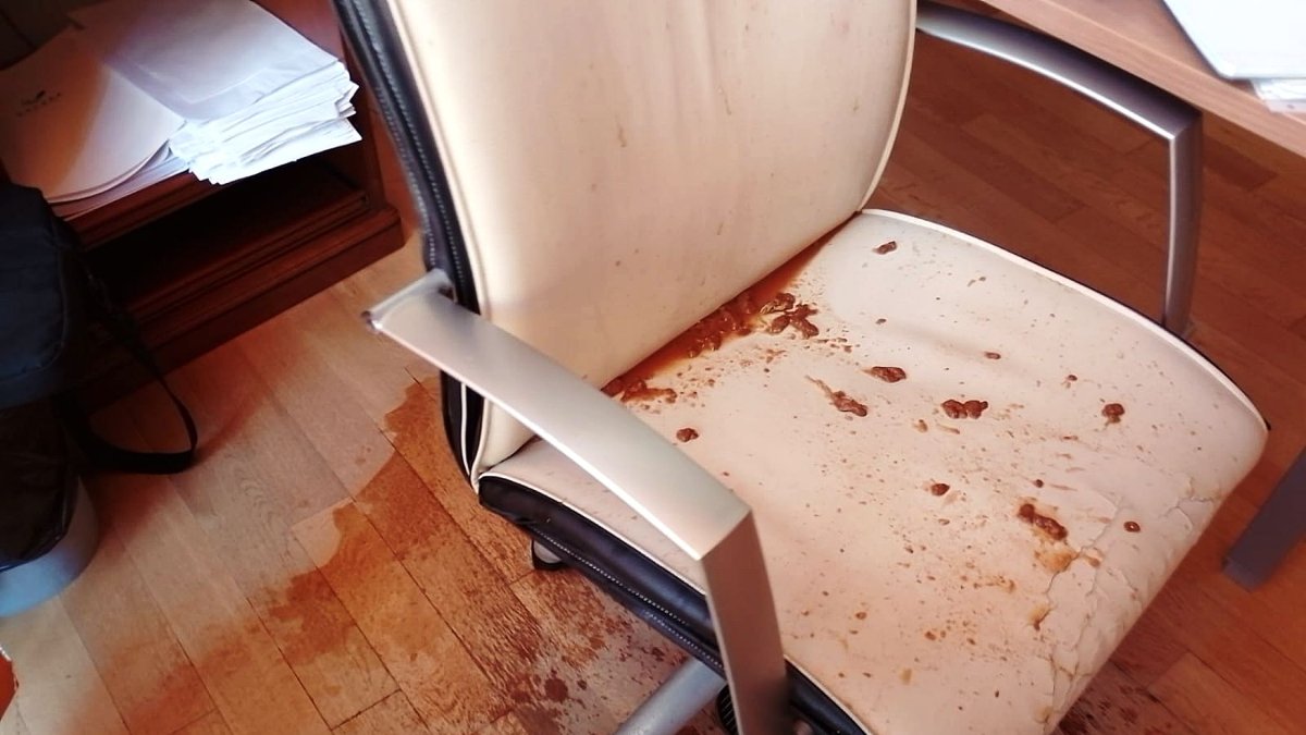 Así quedó la silla y el suelo del despacho.