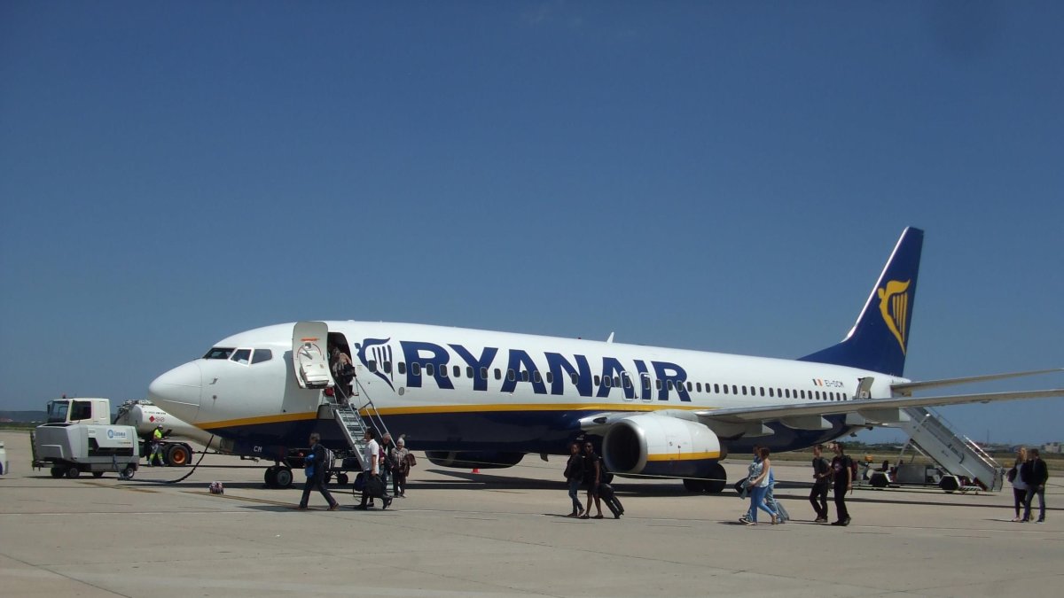 Una aeronave en el aeropuerto de Almería.
