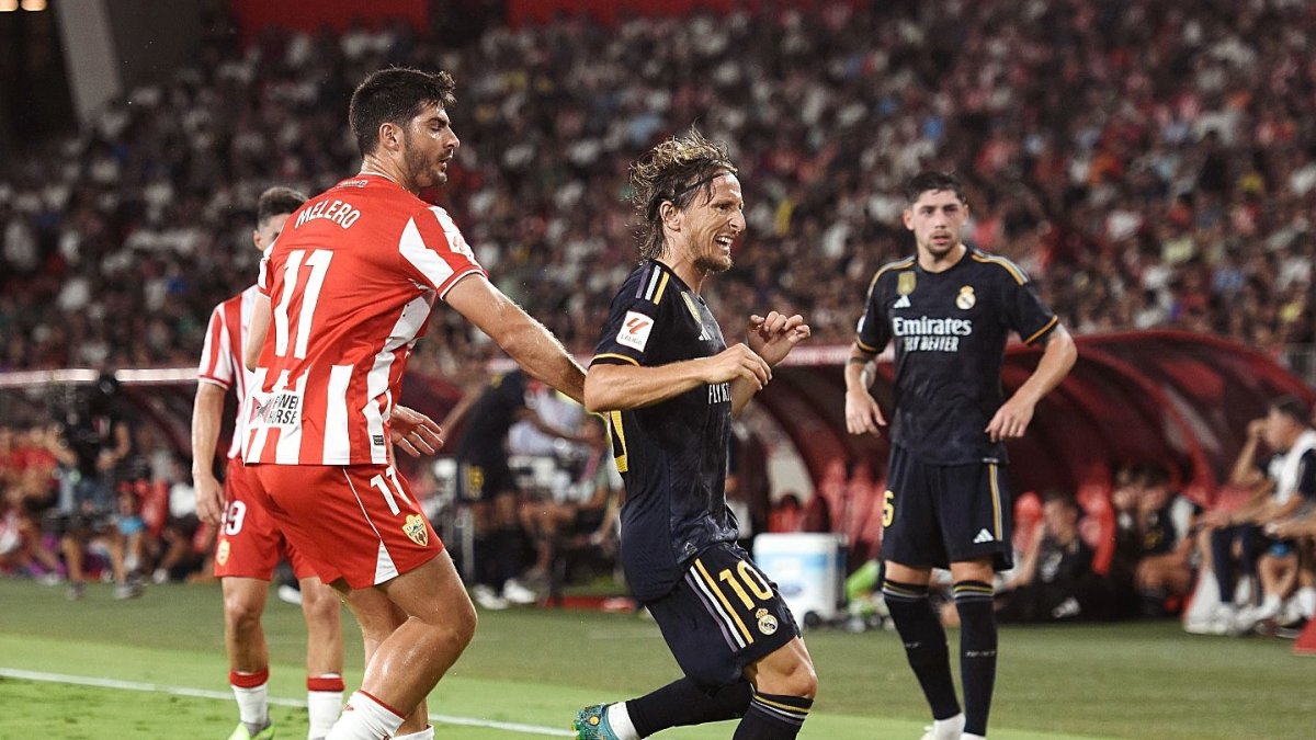 Gonzalo Melero con Luka Modric y Fede Valverde en el Almería-Real Madrid de esta temporada y que finalizó 1-3.