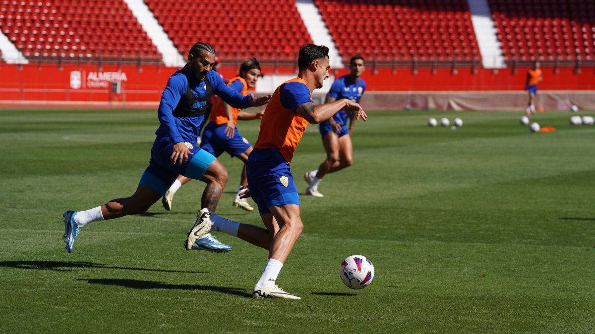 Luis Suárez presiona al lateral Pubill.