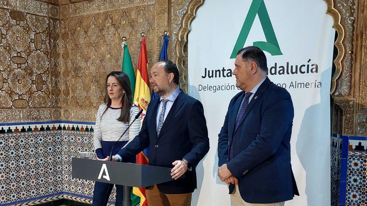 En el centro, Ramón Herrera, secretario general de Universidades, junto a Aránzazu Martín y Francisco Alonso.