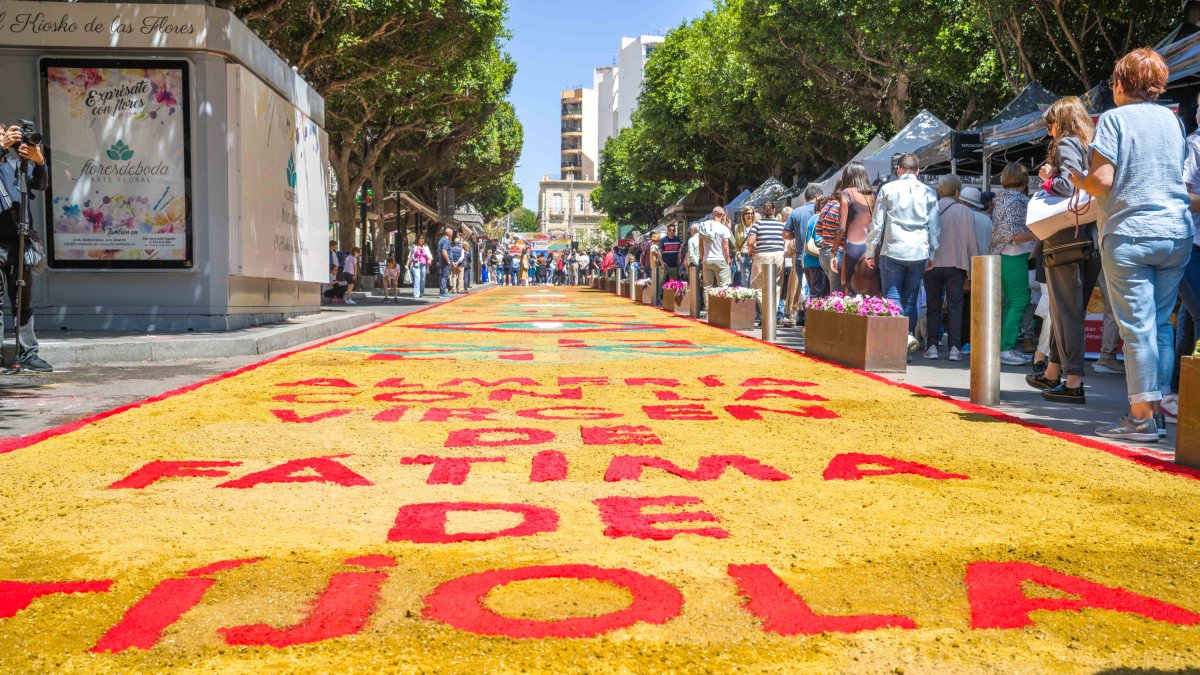 Alfombra de serrín en el Paseo de Almería.
