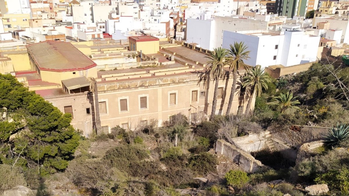 En la cara norte del convento aún se aprecian los restos de los huertos y de la balsa que llenaban de vida el lugar.