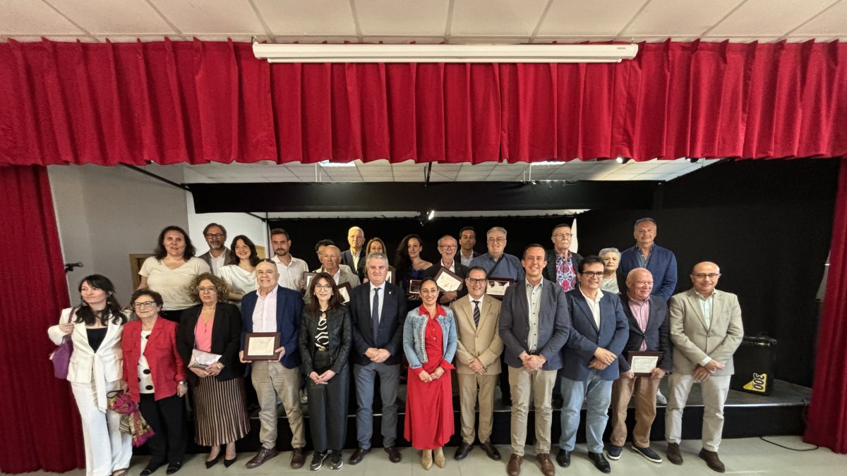 Foto de familia de representantes políticos y periodistas.