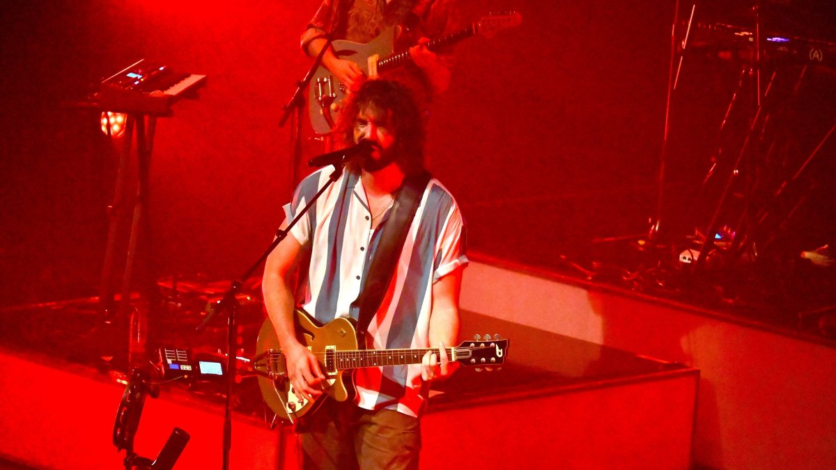 Mikel Izal durante su concierto en el día de ayer en el Teatro Auditorio de Roquetas de Mar.
