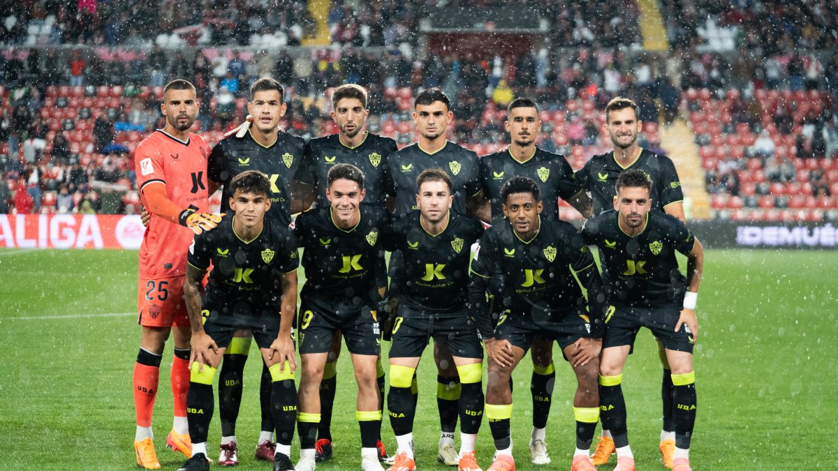 El once del Almería en el Estadio de Vallecas donde Pepe Mel vivió partido especial por su pasado en el club madrileño.