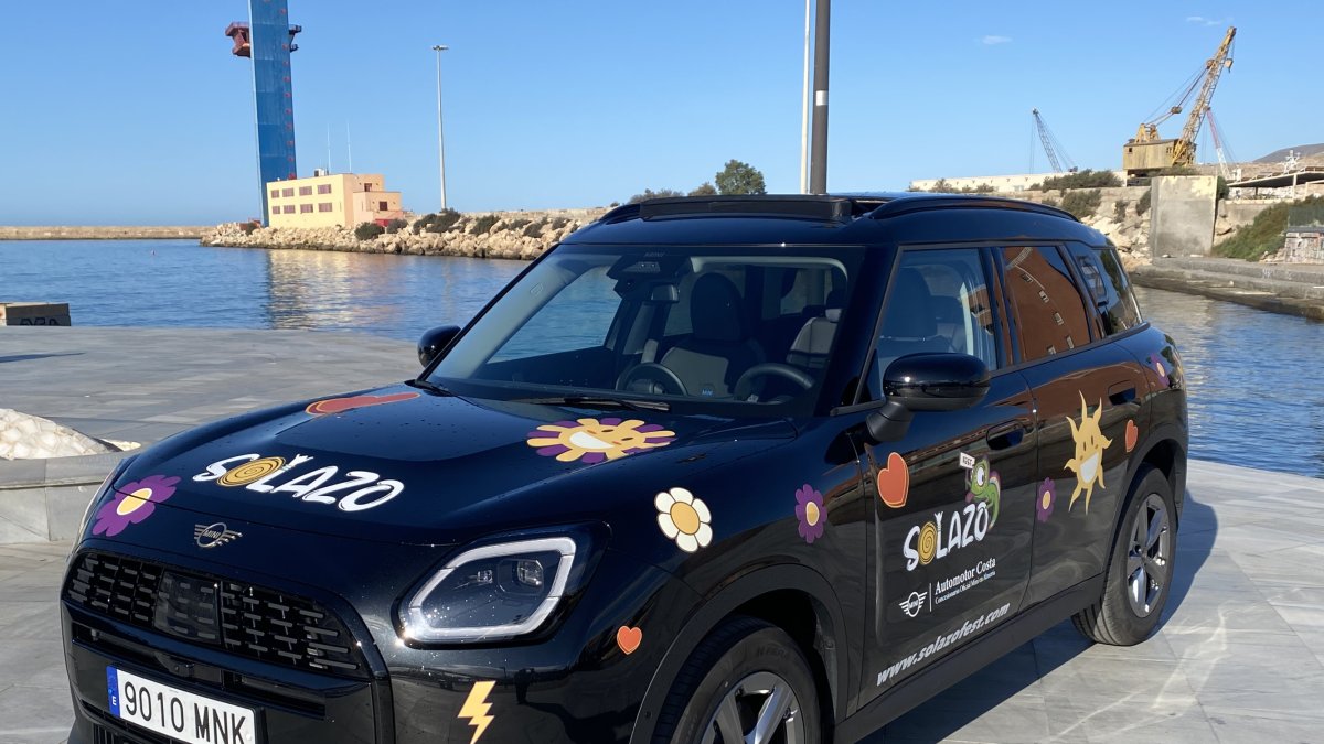 Modelo con la imgagen oficial del Solazo Fest 2024