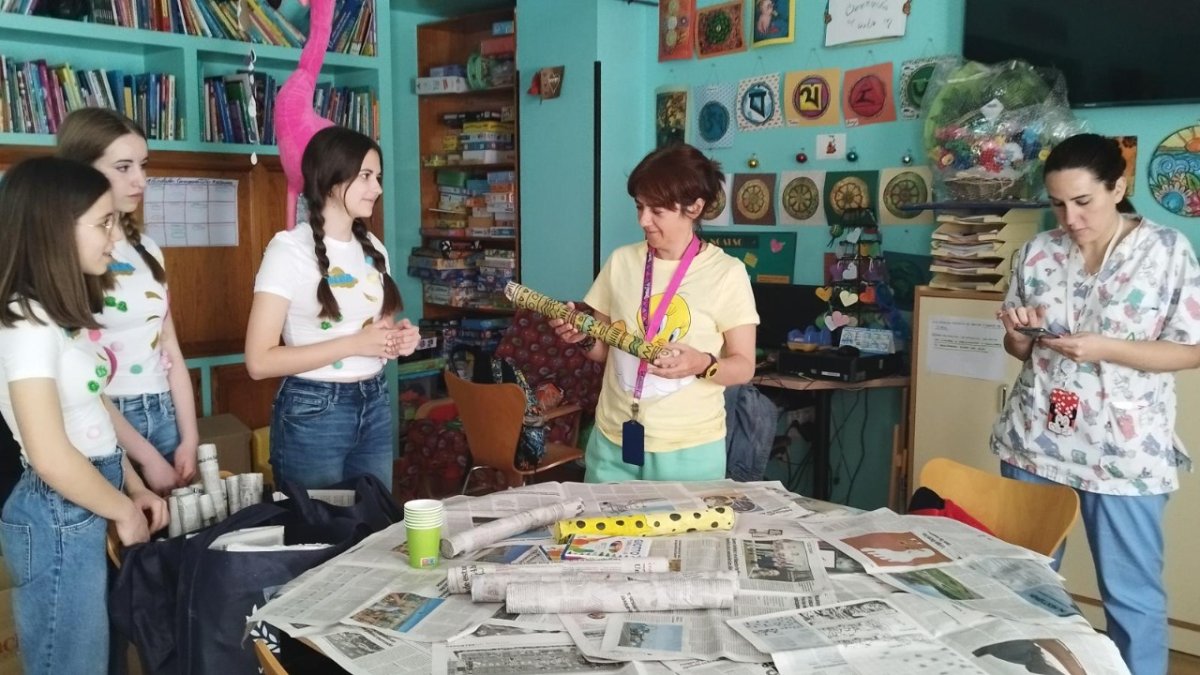 Alumnas del SEK en su taller en el Hospital de Poniente.