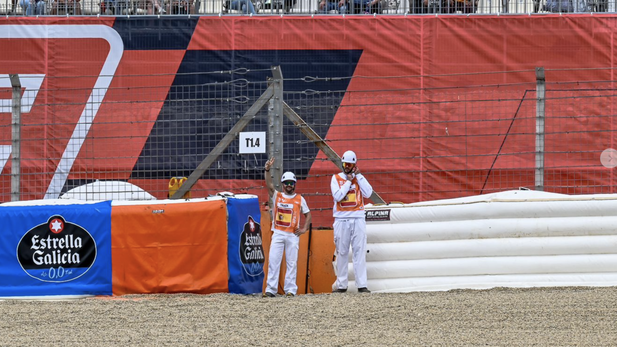 Los oficiales Jesús Martínez Plaza y Manuel Pérez Bordoy, de INDALMAR MOTOR