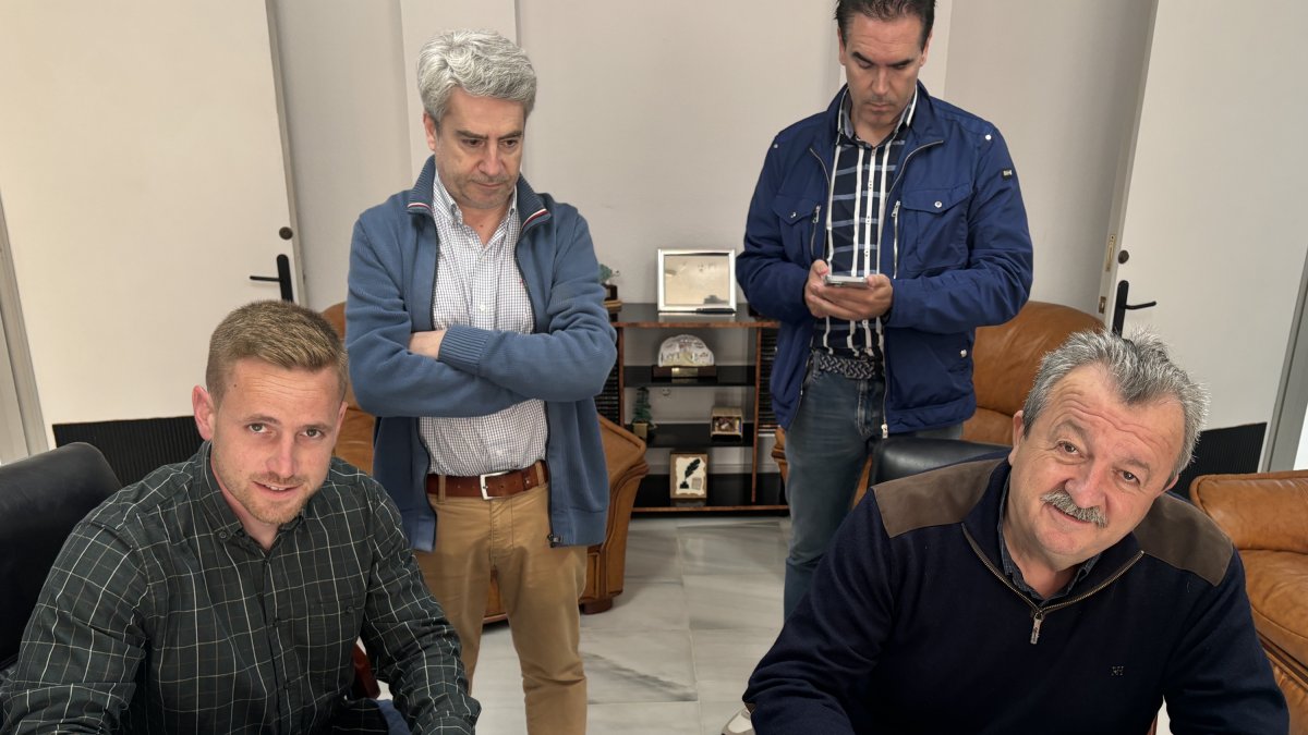 El alcalde de Pulpí, firma el acta de replanteo para arrancar las obras de mejora de abastecimiento de agua.