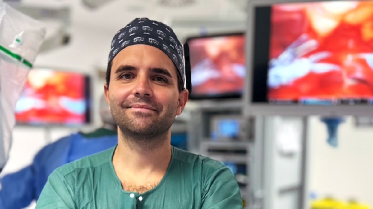 El doctor almeriense Ignacio Puche Sanz tras una intervención.