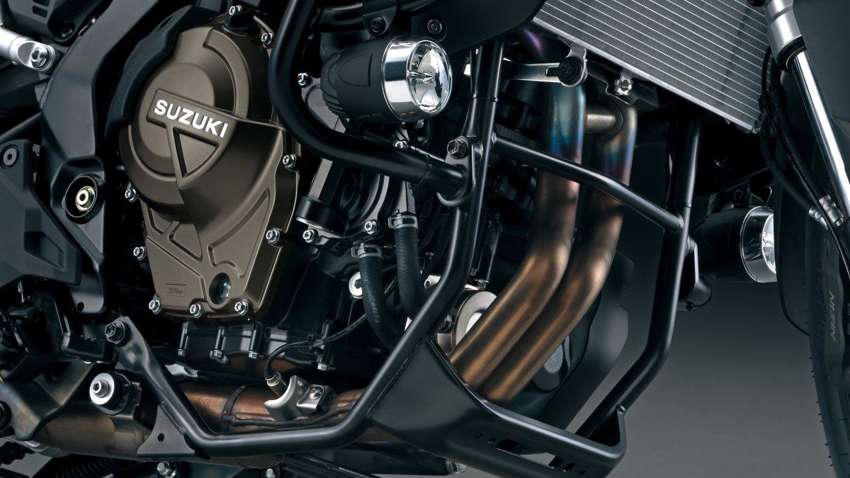 Llévate un kit de protección integral para la V-STROM 800 TECH valorado en 960 euros.