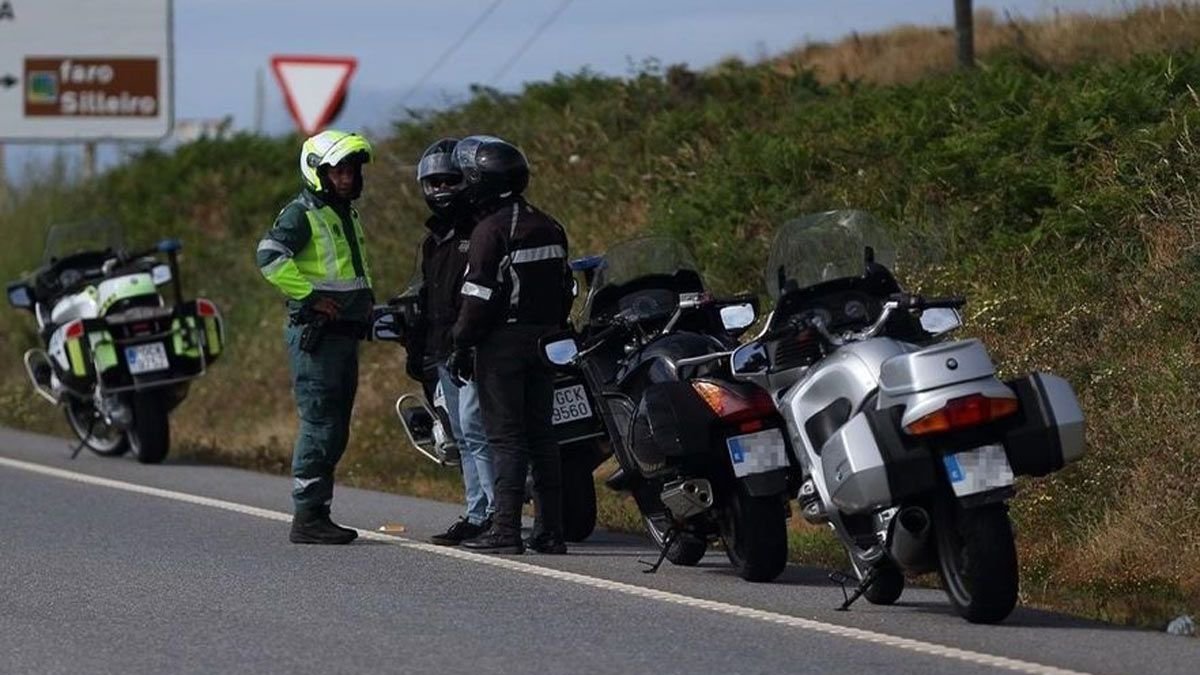 Motos que utiliza la guardia civil, camufladas, pilladas en Galicia. Foto: socialdrive