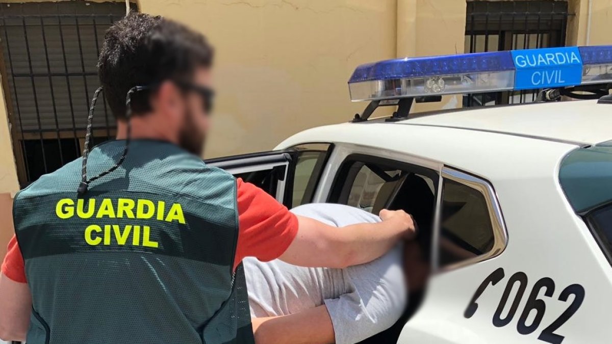 Momento de la detención llevada a cabo por parte de la Guardia Civil.