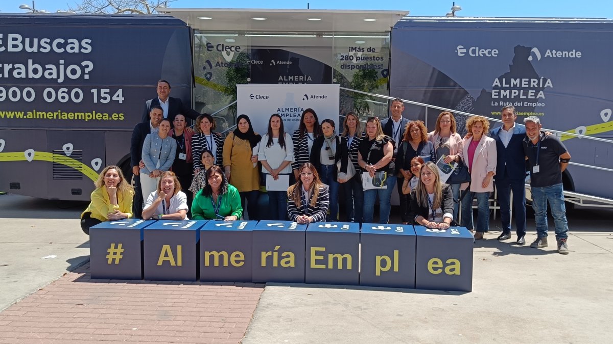Foto de familia de equipo de Atende y CLECE junto alguno de los demandantes de empleo.