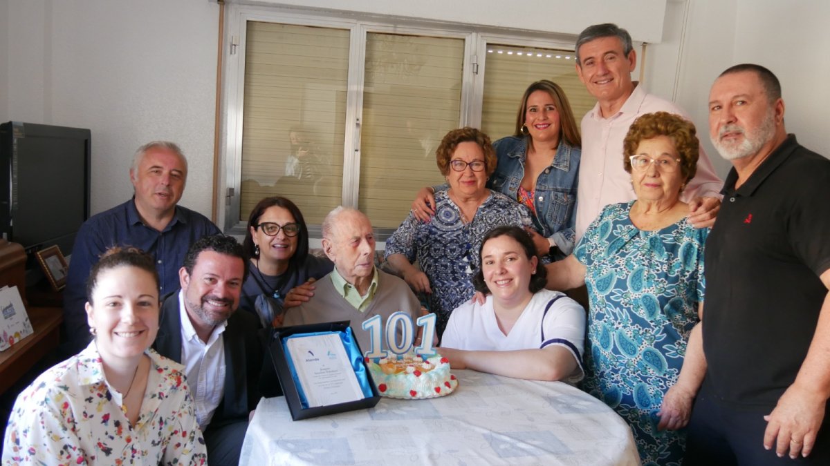 Homenaje a Jesús Sánchez por la celebración de su 101 cumpleaños.