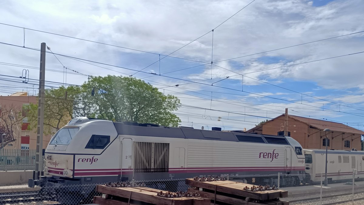 Las conexiones ferroviarias de Almería han vivido un miércoles cargado de malas noticias y molestias para los pasajeros.
