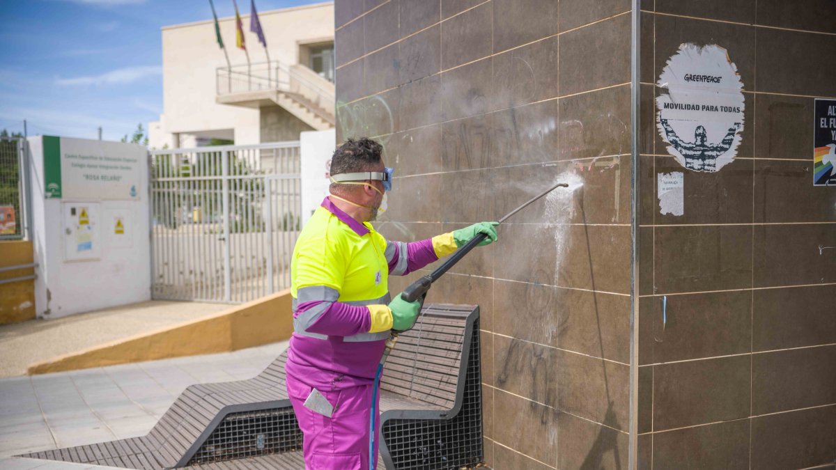 Limpieza de pintadas en una fachada