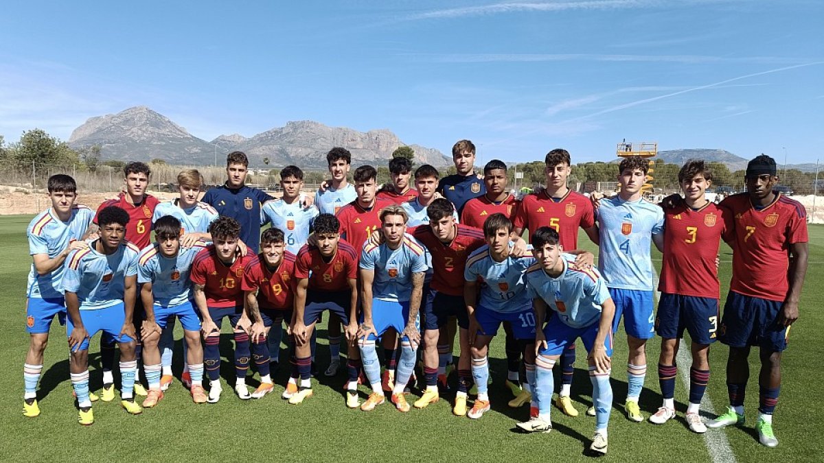 Foto de familia de la concentración de España antes de que los futbolistas regresaran con sus clubes.