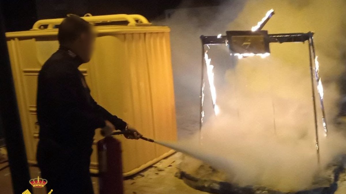 Uno de los contenedores ardiendo tras la acción del detenido.