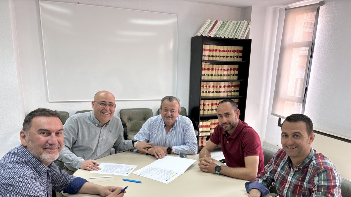 Firma del acta de inicio obras para implantación sendero de Pulpí a Terreros