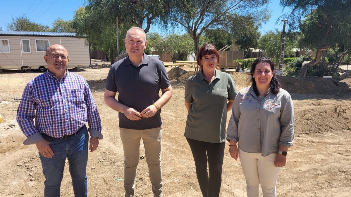 Visita de las autoridades al camping del Grupo Taiga Almeria.
