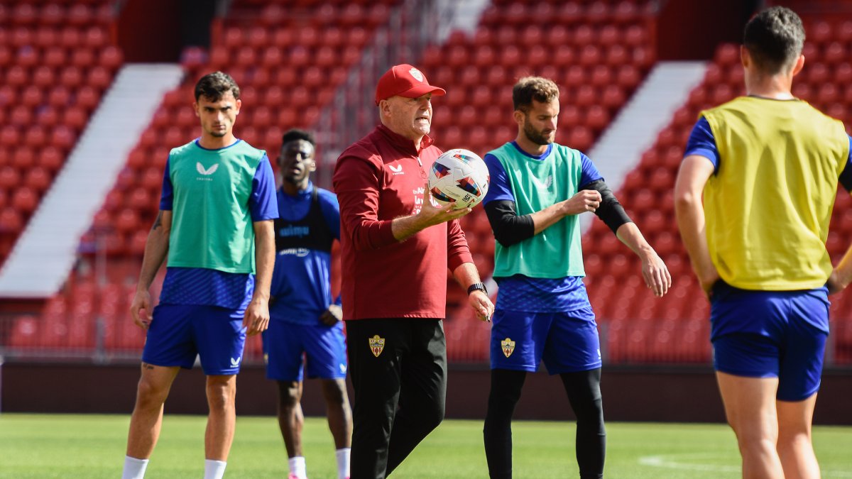 El entrenador del Almería ha preparado a conciencia el encuentro de este domingo.