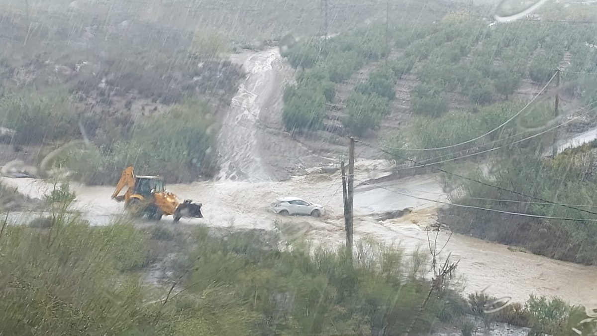Imágenes de un vehículo atrapado en la rambla en el paso de El Cucador y Los Llanos del Peral.