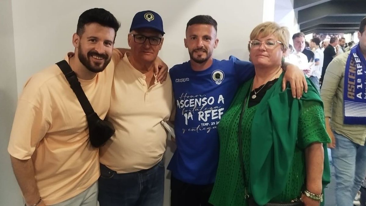 Javi Moreno con la familia festejando el ascenso del Hércules CF a Primera RFEF tras ganar al Lleida en el José Rico Pérez.