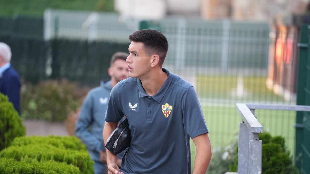 El central mexicano César Montes llegando al Estadio de San Mamés.