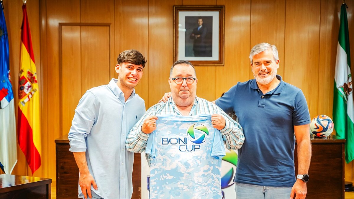 El conejal de deportes posando con la indumentaria del torneo