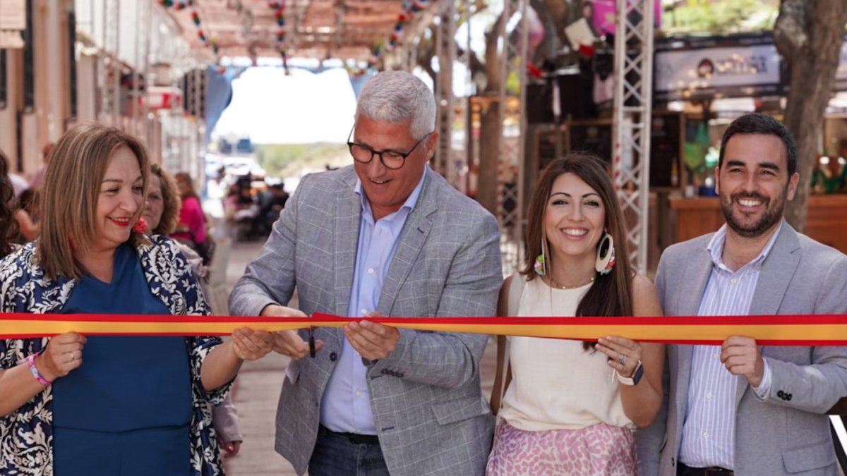 Ismael Torres inaugura la feria del mediodía.