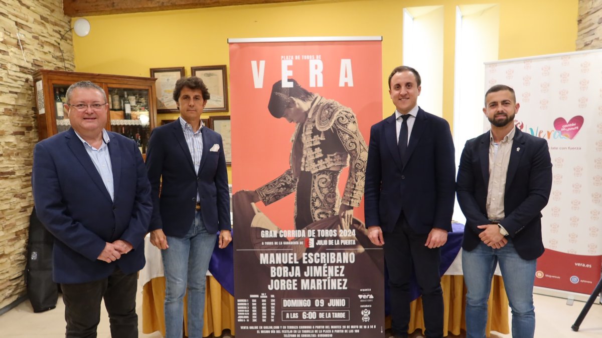 El alcalde junto a Ruiz Manuel, Ginés Carmona y edil de Cultura.