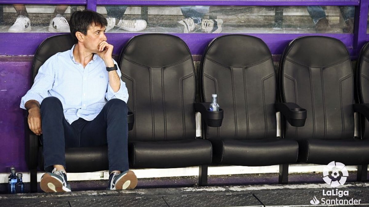 Pacheta en el banquillo del Real Valladolid LaLiga 2022-23.