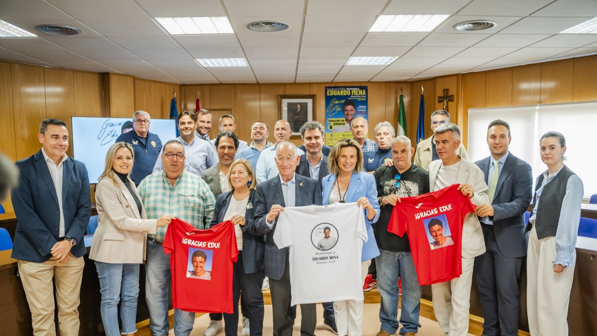 Todos los representantes del homenaje a Edu en la alcaldía de Roquetas