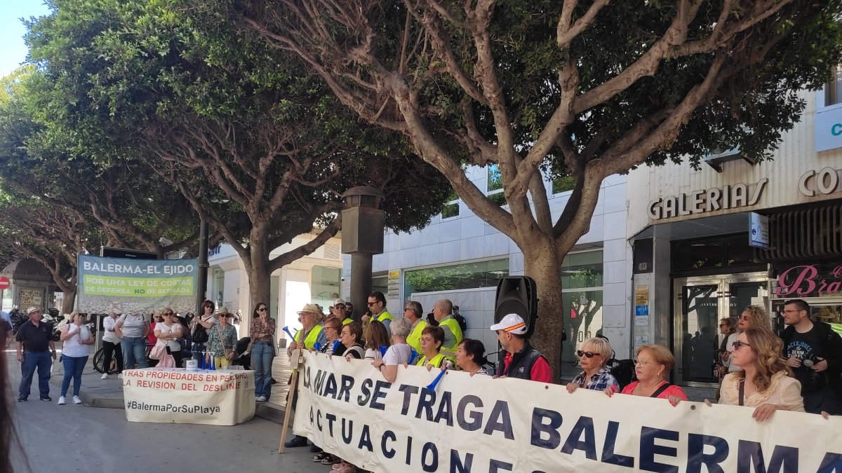 Protesta y pancarta ante la sede provincial de Costas en el Paseo de Almería.