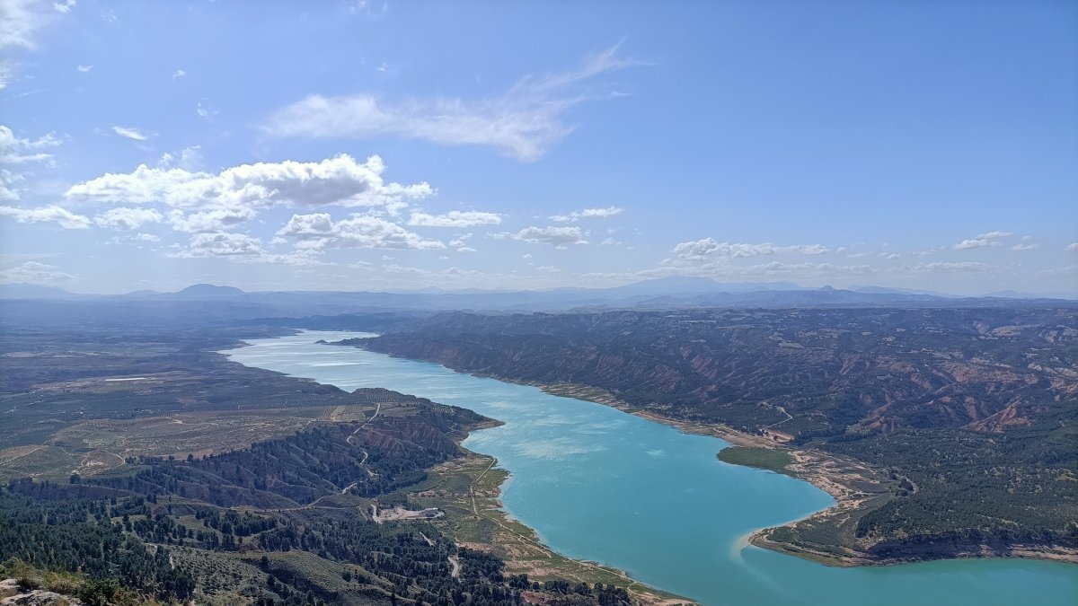 Vista de todo el embalse del Negratín, en la provincia de Granada, desde el Cerro Jabalcón.