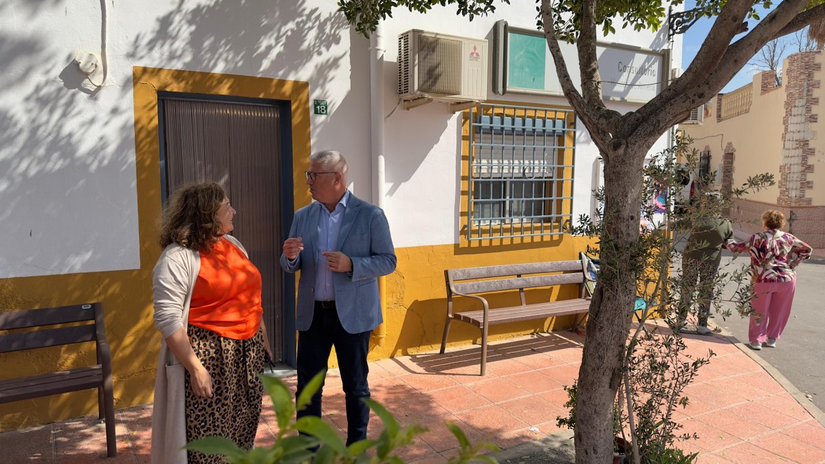 El alcalde de Huércal de Almería, Ismael Torres y la concejala de Bienestar Social, Puri Matas, en una visita al centro.