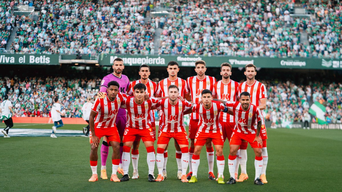 El once del Almería en el Benito Villamarín donde el futbolista almeriense Marcos Peña repitió titularidad por tercera vez en siete jornadas de Liga.