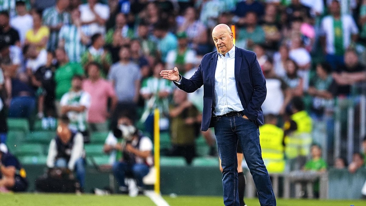 Pepe Mel salió ovacionado del 'Benito Villamarín'.