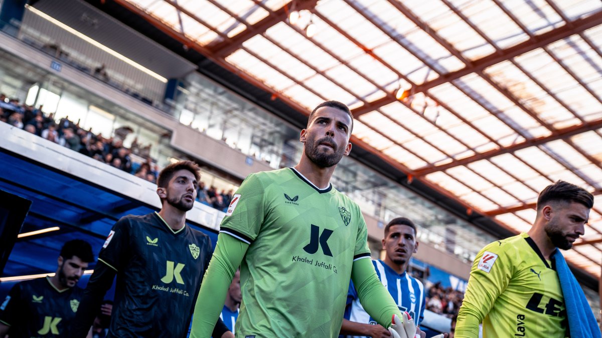 Maximiano en la previa del partido del Almería en Mendizorroza ante el Alavés.
